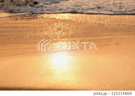 波打ち際に映る朝日 波打ち際に映る朝日 125214869