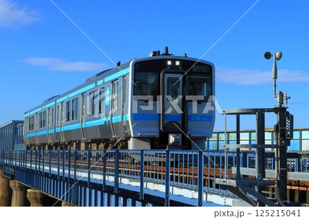 うみねこレール八戸市内線　鉄橋を渡るE130系　《青森県》 125215041