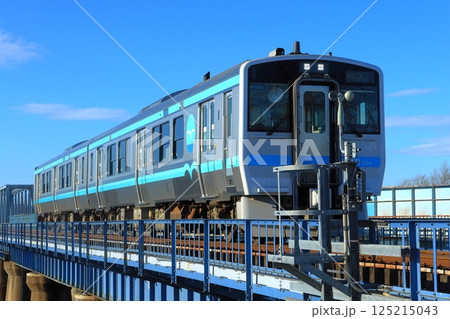 うみねこレール八戸市内線　鉄橋を渡るE130系　《青森県》 125215043