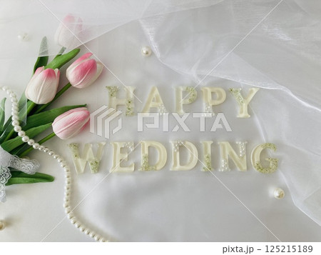 HAPPY WEDDINGの文字とピンクのチューリップ 125215189