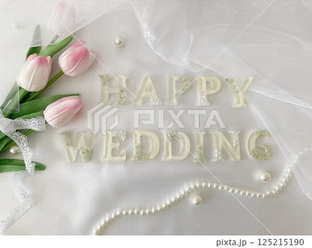 HAPPY WEDDINGの文字とピンクのチューリップ 125215190