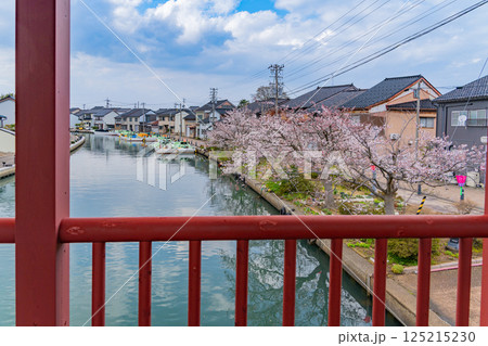 （富山県）射水市・新湊　東橋から眺める放生津内川の水路 125215230