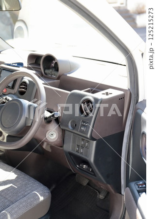 販売から10年ぐらい経った日本車の運転席 販売から10年ぐらい経った日本車の運転席 125215273
