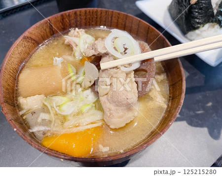 具だくさんな豚汁 具だくさんな豚汁 125215280