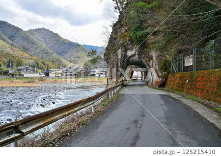 宍粟市の景勝地 「与位の洞門」 宍粟市の景勝地 「与位の洞門」 125215410