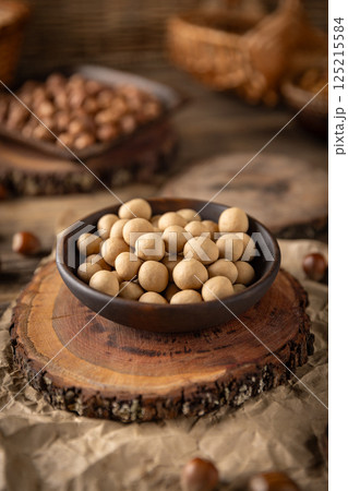 Crunchy roasted hazelnuts coated with white chocolate Crunchy roasted hazelnuts coated with white chocolate 125215584