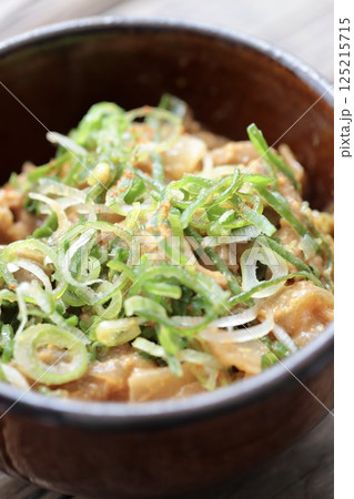 長ネギをトッピングした牛モツとキャベツの味噌炒め煮 125215715