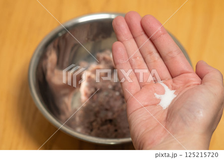 たたいた真いわしに塩を加えるところ　(写真素材) 125215720