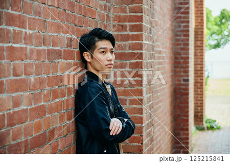 私服姿の20代の若い男性 125215841