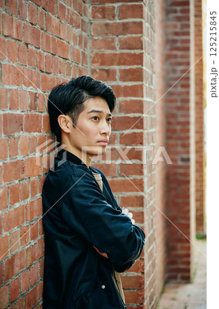 私服姿の20代の若い男性 125215845