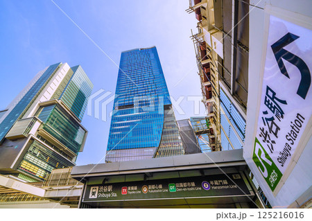 日本の東京都市景観 渋谷駅ハチ公改札新出入口や渋谷スクランブルスクエア、渋谷ヒカリエなどを望む 日本の東京都市景観 渋谷駅ハチ公改札新出入口や渋谷スクランブルスクエア、渋谷ヒカリエなどを望む 125216016