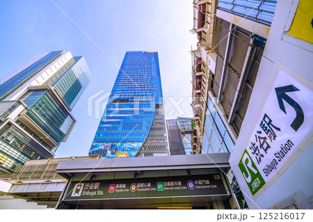 日本の東京都市景観 渋谷駅ハチ公改札新出入口や渋谷スクランブルスクエア、渋谷ヒカリエなどを望む 125216017