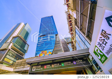 日本の東京都市景観 渋谷駅ハチ公改札新出入口や渋谷スクランブルスクエア、渋谷ヒカリエなどを望む 125216019