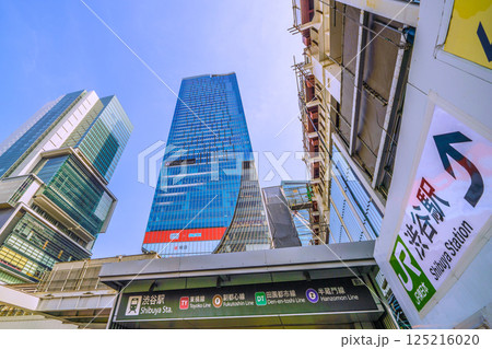日本の東京都市景観 渋谷駅ハチ公改札新出入口や渋谷スクランブルスクエア、渋谷ヒカリエなどを望む 日本の東京都市景観 渋谷駅ハチ公改札新出入口や渋谷スクランブルスクエア、渋谷ヒカリエなどを望む 125216020