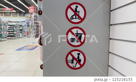 Prohibited stickers at entrance to store. Rules of conduct at point of sale. Prohibition of scooters, food and drinks, transportation of children in stroller for products. Store rules on signs 125216155
