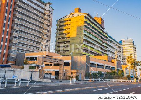 浜松市にある日の出後の弁天島の立ち並ぶ宿泊施設の風景(静岡県) 浜松市にある日の出後の弁天島の立ち並ぶ宿泊施設の風景(静岡県) 125216470