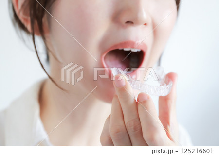 マウスピースを装着する女性 125216601