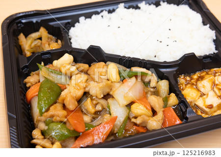 おいしい鶏肉とカシューナッツ炒め弁当 125216983