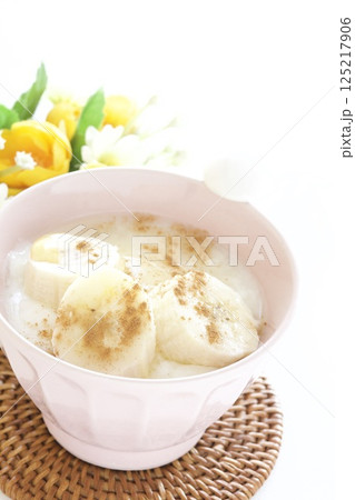 ハチミツとバナナのヨーグルト 125217906