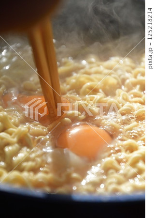 キャンプ場で作るインスタントラーメン 125218214