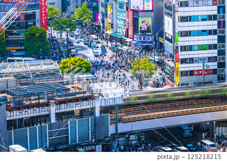 日本の東京都市景観 渋谷駅ハチ公改札新出入口側や渋谷スクランブル交差点（奥）、山手線などを望む 125218215