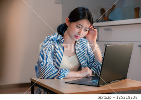 長時間の在宅勤務で疲労をする若い女性 125218238