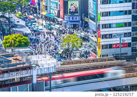 日本の東京都市景観新型コロナ↓減…渋谷スクランブル交差点(奥)や成田エクスプレスなどを望む 日本の東京都市景観新型コロナ↓減…渋谷スクランブル交差点(奥)や成田エクスプレスなどを望む 125219257