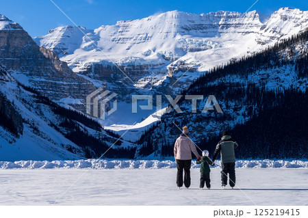 カナディアンロッキー、ルイーズ湖冬祭りの氷像とスケート  125219415