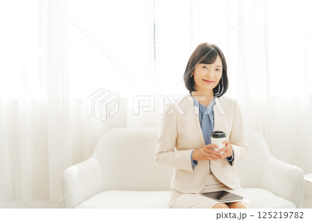 飲み物で一息入れるミドルキャリアウーマン 125219782