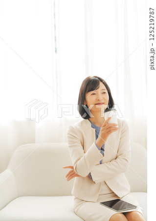 飲み物で一息入れるミドルキャリアウーマン 飲み物で一息入れるミドルキャリアウーマン 125219787
