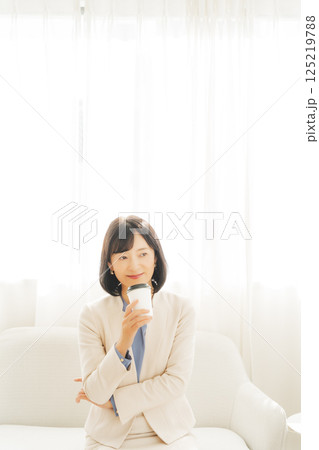 飲み物で一息入れるミドルキャリアウーマン 125219788