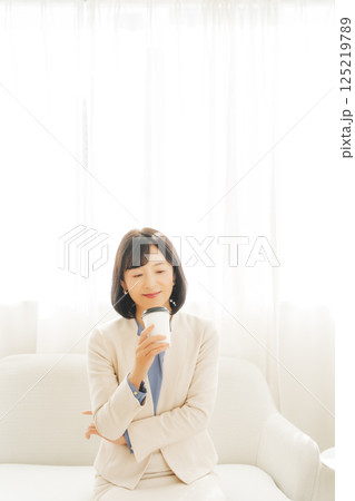 飲み物で一息入れるミドルキャリアウーマン 125219789