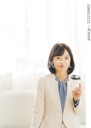 飲み物で一息入れるミドルキャリアウーマン 125219803