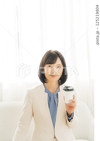 飲み物で一息入れるミドルキャリアウーマン 飲み物で一息入れるミドルキャリアウーマン 125219804