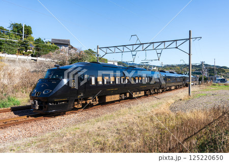 牛ノ浜駅に停車する黒い787「36ぷらす3」 125220650