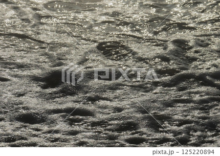 砂浜の波打ち際 砂浜の波打ち際 125220894