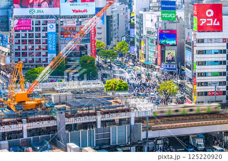 日本の東京都市景観 右に向いたクレーンや渋谷駅ハチ公改札新出入口側、山手線、スク交差点などを望む 日本の東京都市景観 右に向いたクレーンや渋谷駅ハチ公改札新出入口側、山手線、スク交差点などを望む 125220920