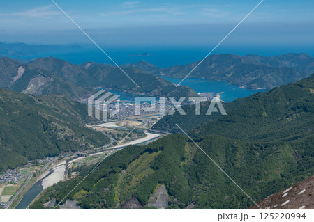 熊野古道伊勢路馬越峠から便石山、銚子川を望む 125220994