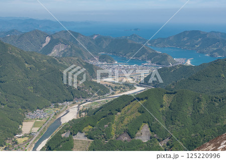熊野古道伊勢路馬越峠から便石山、銚子川を望む 125220996