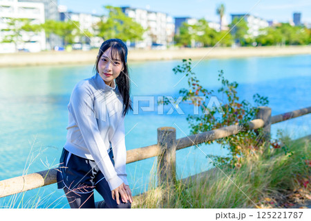 川沿いのウォーキング中に休憩するかっこいい女性 自分磨き ダイエット 散歩 運動 川沿いのウォーキング中に休憩するかっこいい女性 自分磨き ダイエット 散歩 運動 125221787