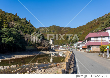和歌山 川湯温泉の温泉街の町並み 和歌山 川湯温泉の温泉街の町並み 125221795