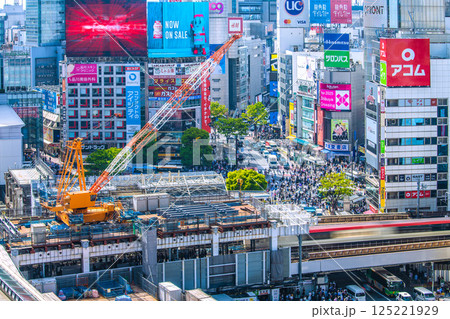 日本の東京都市景観 右に向いたクレーンや渋谷駅ハチ公改札新出入口側、電車、スク交差点などを望む 日本の東京都市景観 右に向いたクレーンや渋谷駅ハチ公改札新出入口側、電車、スク交差点などを望む 125221929