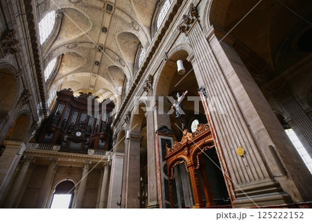 パリで2番目に大きいサン=シュルピス教会の天井とパイプオルガン パリで2番目に大きいサン=シュルピス教会の天井とパイプオルガン 125222152