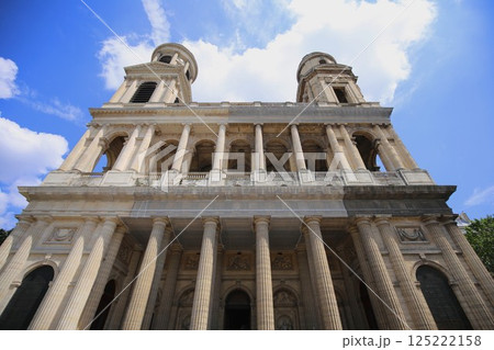 パリで二番目に大きいサン＝シュルピス教会のファサード 125222158