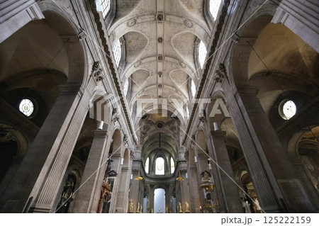 パリで二番目に大きいサン＝シュルピス教会の内部 125222159