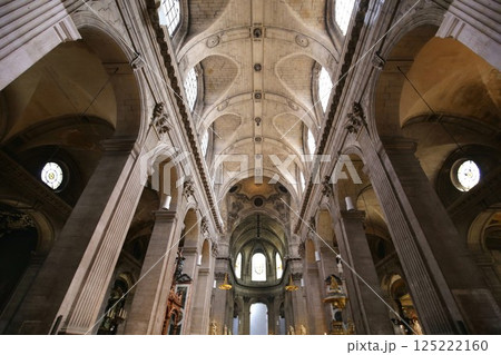 パリで二番目に大きいサン=シュルピス教会の内部 パリで二番目に大きいサン=シュルピス教会の内部 125222160