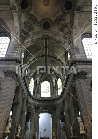 パリで二番目に大きいサン＝シュルピス教会の内部 125222161