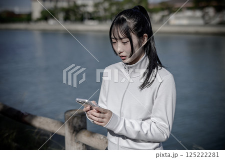 屋外でスマホを持つ女性 驚く 悩む SNSトラブル 屋外でスマホを持つ女性 驚く 悩む SNSトラブル 125222281