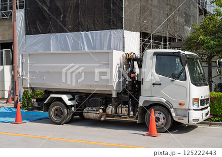 工事現場の廃棄物を回収するトラック 125222443