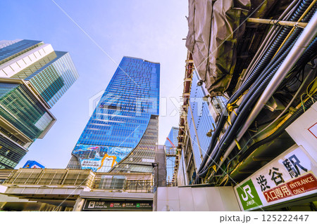 日本の東京都市景観 渋谷駅ハチ公改札新出入口や渋谷スクランブルスクエア、渋谷ヒカリエなどを望む 125222447